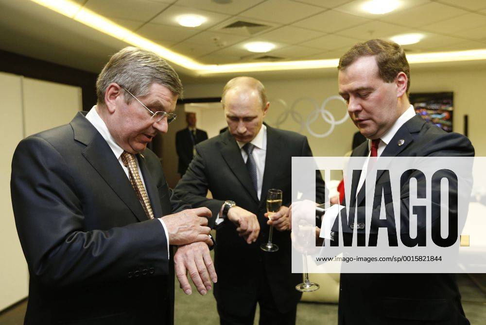 ITAR-TASS: SOCHI, RUSSIA. FEBRUARY 23, 2014. International Olympic Committee president Thomas Bach, Russia s president Vladimir Putin, and prime minister Dmitry Medvedev (L-R) look at their watches before the closing ceremony of the 22nd Winter Olympic Games. Aufmacher premiumd kurios Komik RE13AD2A