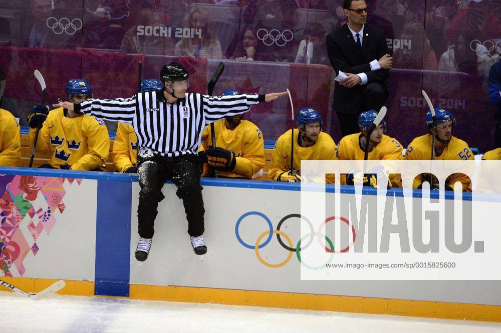Ein Schiedsrichter sitzt auf der Bande vor der schwedischen Bank, gibt Anweisungen, Geste, Gestik; Schweden (SWE)-Kanada (CAN) 0-3. Eishockey Finale der Männer,Bolshoy Ice Dome,Gold medal match. XXII. Olympische Winterspiele 2014, vom 07.02. - 23.02.2014 in Sotschi Russland.