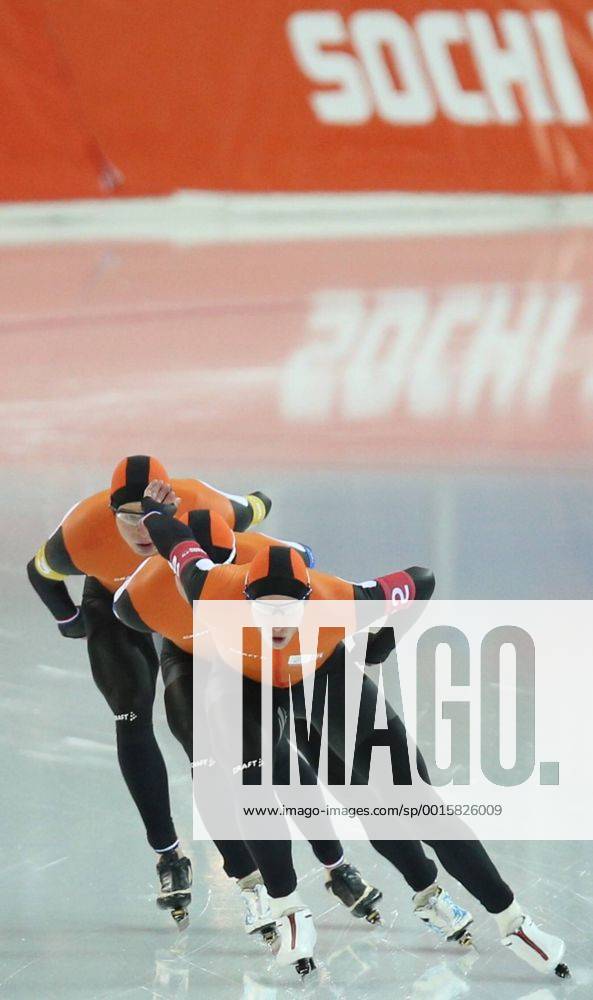 ITAR-TASS: SOCHI, RUSSIA. FEBRUARY 22, 2014. Dutch Jan Blokhuijsen, Sven Kramer and Koen Verweij (L-R) compete to win gold in the men s speed skating team pursuit event at the 22nd Winter Olympic Games at the Adler Arena Skating Center. RE13AB4B