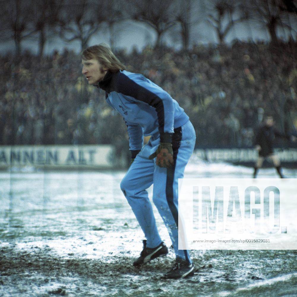 Spiel auf Schneeboden, Spielszene, Torwart Wolfgang Kleff (MG), Fussball, Bundesliga 1975 1976, MSV Duisburg gegen Borussia Moenchengladbach 2:3 Fussball, Bundesliga, 1975 1976, Wedaustadion, MSV Duisburg gegen Borussia Moenchengladbach 2:3, Spiel auf Schneeboden, Spielszene, Torwart Wolfgang Kleff (MG), football, Bundesliga, 1975 1976, Wedau Stadium, MSV Duisburg versus Borussia Moenchengladbach 2:3, snow-covered pitch, scene of the match, keeper Wolfgang Kleff (MG)