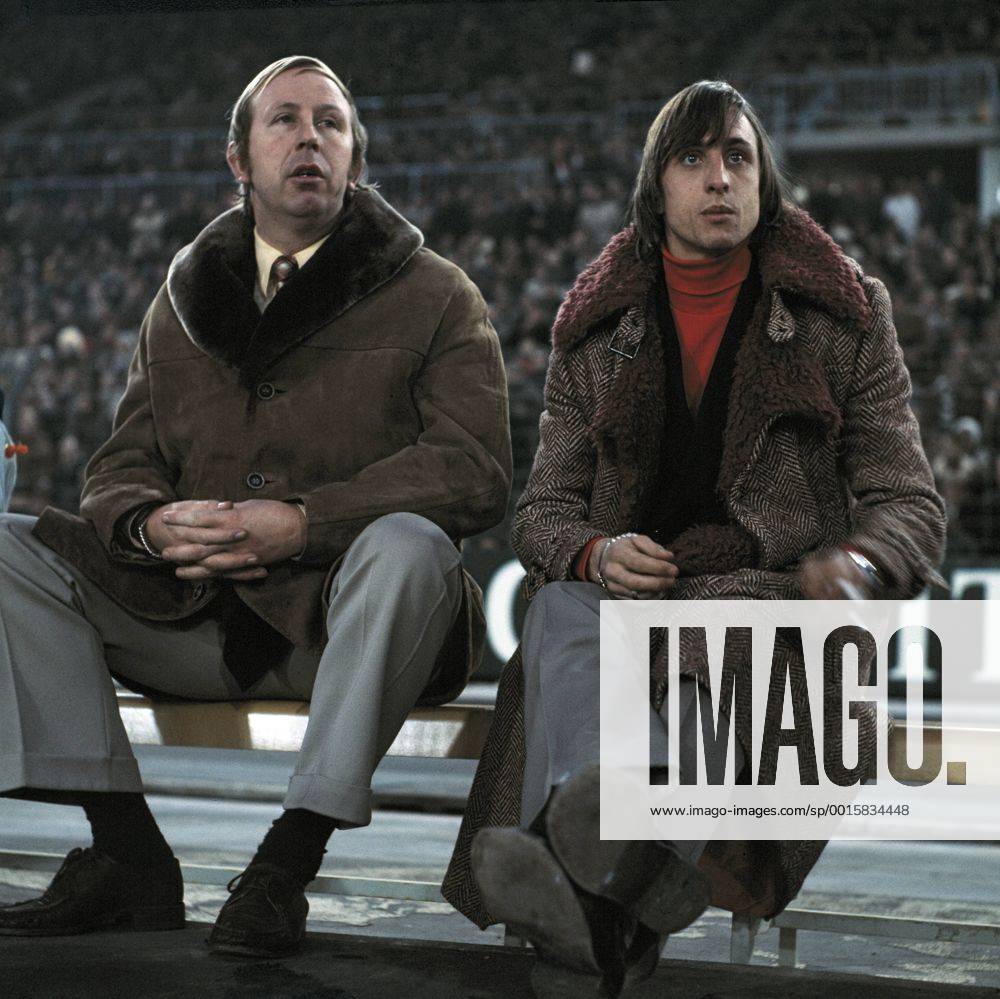 Trainerbank von Ajax mit Johan Cruyff (rechts), Fussball, Freundschaftsspiel, 1972, Kombination aus Fortuna Duesseldorf und Borussia Moenchengladbach gegen Ajax Amsterdam 1:1 Fussball, Freundschaftsspiel, 1972, Rheinstadion Duesseldorf, Auswahlmannschaft Fortuna Duesseldorf und Borussia Moenchengladbach gegen Ajax Amsterdam 1:1, Trainerbank von Ajax mit Johan Cruyff (rechts), football, friendly game, 1972, Rheinstadion Duesseldorf, combination team Fortuna Duesseldorf and Borussia Moenchengladbach versus Ajax Amsterdam 1:1, coaching bench of Ajax with Johan Cruyff (right)