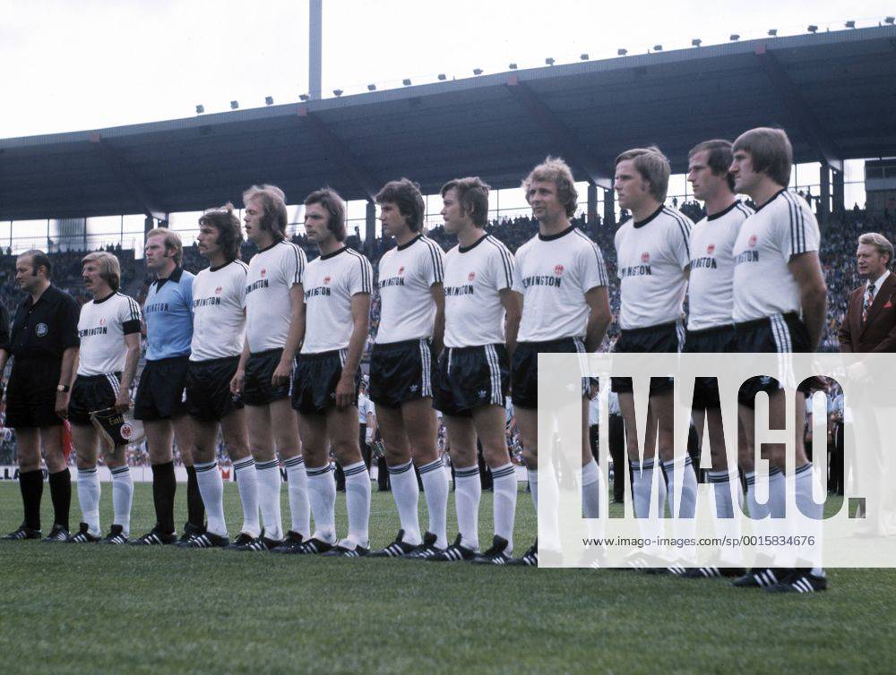 Mannschaftsfoto Frankfurt, v.l.n.r. Grabowski, Torwart Wienold, Lorenz, Trinklein, Körbel, Beverungen, Weidle, Hölzenbein, Reichel, Neuberger, Nickel, Fussball, DFB-Pokal, 1974 1975, Endspiel, Eintracht Frankfurt gegen MSV Duisburg 1:0 Fussball, DFB-Pokal, 1974 1975, Endspiel, Niedersachsenstadion in Hannover, Eintracht Frankfurt gegen MSV Duisburg 1:0, Mannschaftsfoto Frankfurt, v.l.n.r. Jürgen Grabowski, Torwart Günter Wienold, Bernd Lorenz, Gert Trinklein, Charly Körbel, Klaus Beverungen, Roland Weidle, Bernd Hölzenbein, Peter Reichel, Willi Neuberger, Bernd Nickel, football, DFB Cup, 1974 1975, final, Niedersachsen Stadium in Hannover, Eintracht Frankfurt versus MSV Duisburg 1:0, team shot Frankfurt, f.l.t.r. Jürgen Grabowski, keeper Günter Wienold, Bernd Lorenz, Gert Trinklein, Charly Körbel, Klaus Beverungen, Roland Weidle, Bernd Hölzenbein, Peter Reichel, Willi Neuberger,