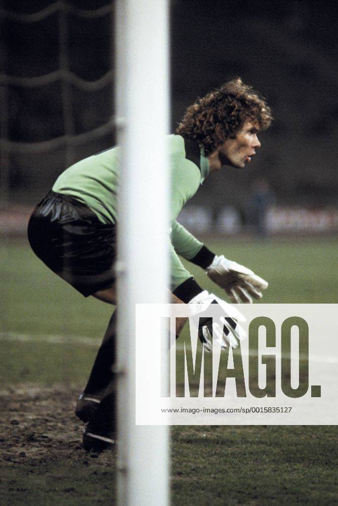 Spielszene, Torwart Norbert Nigbur (Hertha), Fussball, Bundesliga, 1978 1979, FC Schalke 04 gegen Hertha BSC Berlin 1:1 Fussball, Bundesliga, 1978 1979, Parkstadion, FC Schalke 04 gegen Hertha BSC Berlin 1:1, Spielszene, Torwart Norbert Nigbur (Hertha), football, Bundesliga, 1978 1979, Parkstadion, FC Schalke 04 versus Hertha BSC Berlin 1:1, scene of the match, keeper Norbert Nigbur (Hertha)