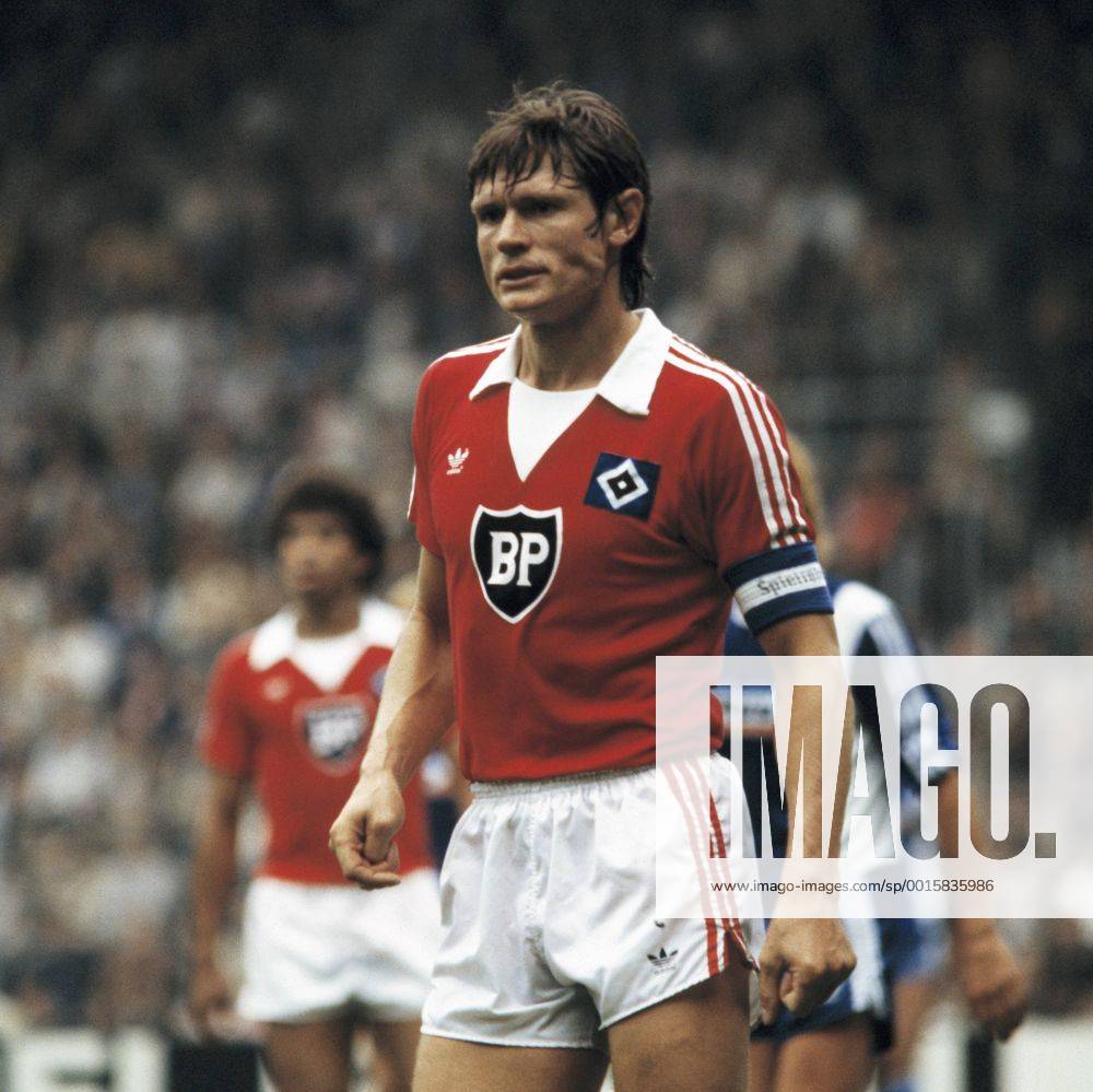 Spielszene, Spielführer Peter Nogly (HSV), Fussball, Bundesliga, 1979 1980, VfL Bochum gegen Hamburger SV 0:3 Fussball, Bundesliga, 1979 1980, Ruhrstadion, VfL Bochum gegen Hamburger SV 0:3, Spielszene, Spielführer Peter Nogly (HSV), football, Bundesliga, 1979 1980, Ruhr Stadium, VfL Bochum versus Hamburger SV 0:3, scene of the match, team leader Peter Nogly (HSV)