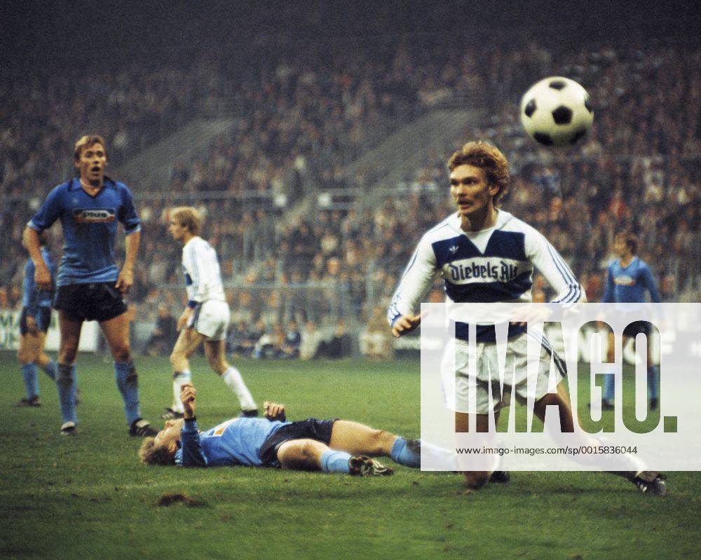 Spielszene, Paul Steiner (MSV) rechts, Josef Kaczor (VfL) links, Fussball, Bundesliga, 1979 1980, VfL Bochum gegen MSV Duisburg 3:0 Fussball, Bundesliga, 1979 1980, Ruhrstadion, VfL Bochum gegen MSV Duisburg 3:0, Spielszene, Paul Steiner (MSV) rechts, Josef Kaczor (VfL) links, football, Bundesliga, 1979 1980, Ruhr Stadium, VfL Bochum versus MSV Duisburg 3:0, scene of the match, Paul Steiner (MSV) right, Josef Kaczor (VfL) left