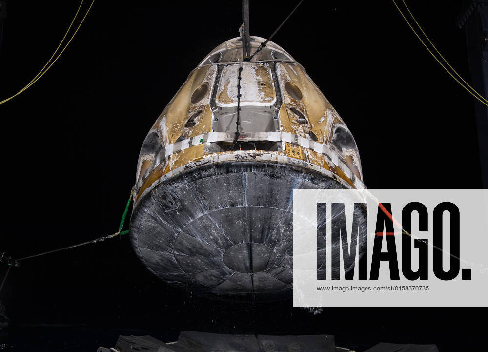 The SpaceX Crew Dragon Endurance spacecraft is lifted by the SpaceX Shannon recovery ship after splashdown in the Gulf of Mexico May 6, 2022 off the coast of Tampa, Florida. The capsule carried NASA SpaceX Crew-4 astronauts Raja Chari, Kayla Barron, Tom Marshburn, and ESA astronaut Matthias Maurer back to earth from 177-days aboard the International Space Station. Tampa United States of America - ZUMAp138 20220506_zaa_p138_013