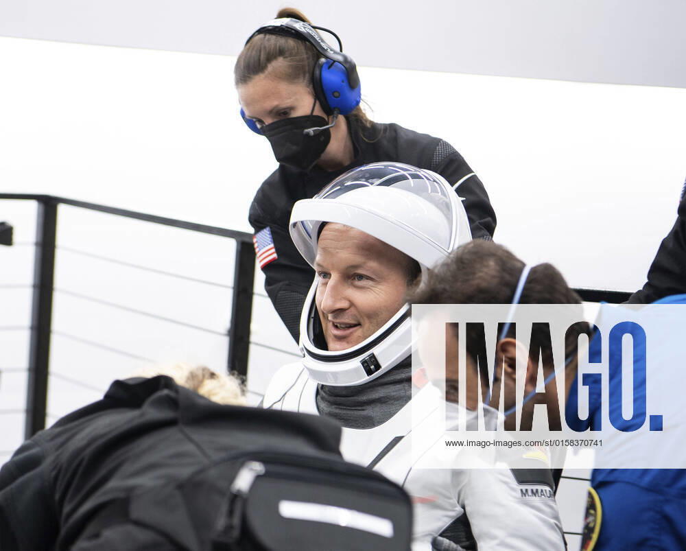ESA astronaut Matthias Maurer moments after splashdown in the SpaceX Crew Dragon Endurance spacecraft on the Shannon recovery ship in the Gulf of Mexico May 6, 2022 off the coast of Tampa, Florida. The capsule carried NASA SpaceX Crew-3 astronauts Raja Chari, Kayla Barron, Tom Marshburn, and ESA astronaut Matthias Maurer back to earth from 177-days aboard the International Space Station. Tampa United States of America - ZUMAp138 20220506_zaa_p138_015
