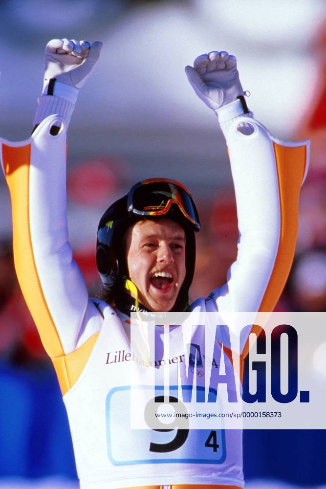 Jens Weissflog (Deutschland) reißt jubelnd die Arme hoch Acht Jahre nach seinem Triumph auf der Normalschanze von Sarajevo wird Jens Weißflog zum zweiten mal Olympiasieger im Einzel. Diesmal auf der Großschanze bei den Olympischen Spielen von Lillehammer 1994 Skispringen OS Winter Herren Olympische Spiele 1994, Winterspiele, Olympia, Olympiade, Nordischer Skisport, Ski Nordisch Porträt Lillehammer Freude, Begeisterung,