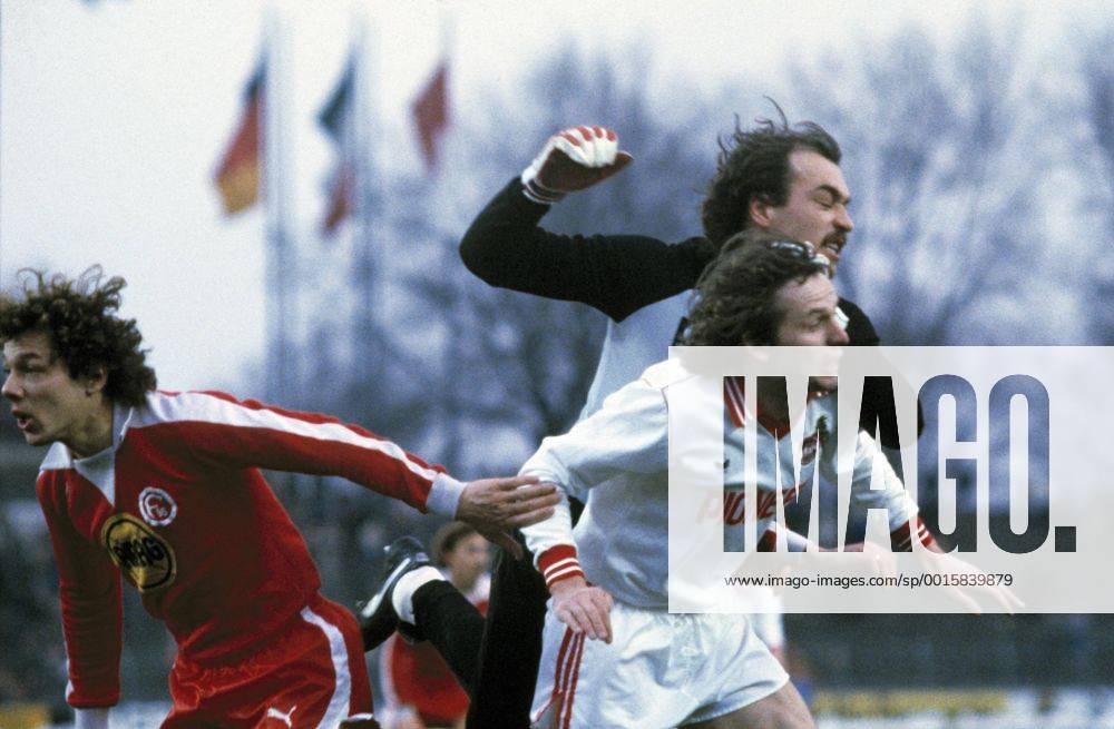 Spielszene, Luftkampf, v.l.n.r. Josef Weikl (Fortuna), Torwart Jörg Daniel (Fortuna), Rene Botteron (FC), Fussball, Bundesliga, 1980 1981, Fortuna Düsseldorf gegen 1. FC Köln 0:0 Fussball, Bundesliga, 1980 1981, Rheinstadion, Fortuna Düsseldorf gegen 1. FC Köln 0:0, Spielszene, Luftkampf, v.l.n.r. Josef Weikl (Fortuna), Torwart Jörg Daniel (Fortuna), Rene Botteron (FC), football, Bundesliga, 1980 1981, Rhine Stadium, Fortuna Düsseldorf versus 1. FC Cologne 0:0, scene of the match, aerial duel, f.l.t.r. Josef Weikl (Fortuna), keeper Jörg Daniel (Fortuna), Rene Botteron (FC)