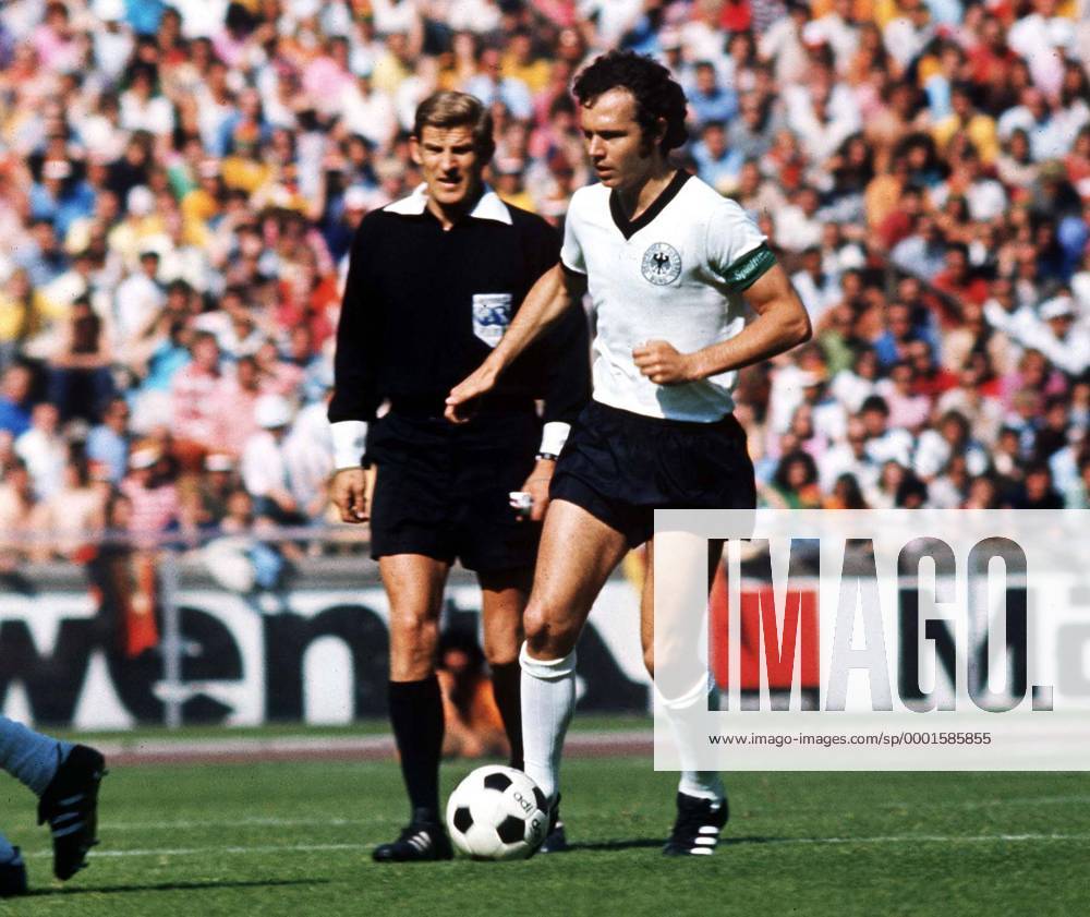 Franz Beckenbauer (BR Deutschland) am Ball - Fußball Länderspiel Herren Länderspiel 1973, Freundschaftsspiel, Test, Testspiel, Nationalmannschaft, Nationalteam, Vdia Einzelbild Berlin