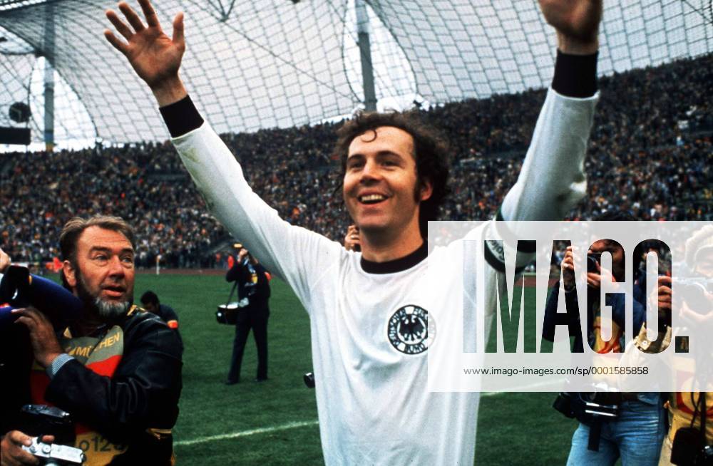 Franz Beckenbauer (BR Deutschland) - Schlußjubel - Fußball WM Herren Weltmeisterschaft 1974, Länderspiel, Nationalmannschaft, Nationalteam, Finale, Endspiel, Vdia Gruppe München Freude,