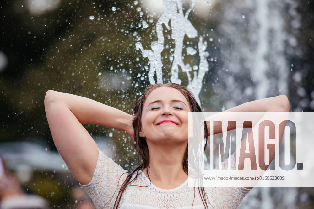 IMAGO Creative: Sommer, Sommertage im Stadtpark The happy young woman is having fun in a city fountain Uzhhorod, Zakarpattia Oblast, Ukraine CR_OKSH211029-855520-01 ,model released, Symbolfoto