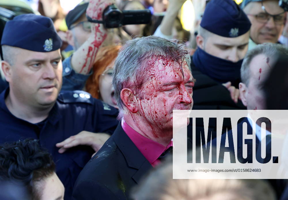 Ukraine-Krieg, Jahrestag der Invasion, Chronologie der Ereignisse, Archivbilder Anti-Russian protest in Warsaw Photo: Piotr Molecki East News Russian ambassador to Poland Sergey Andreev is seen after being splashed with fake blood as he attempted to lay flowers at the site of the Soviet Military Cemetery on May 9, 2022 in Warsaw, Poland. Protesters, who demonstrated against the Russian invasion of Ukraine, prevented the diplomat from entering the monument and celebrating the Russian Victory Day. EN_01523439_0184