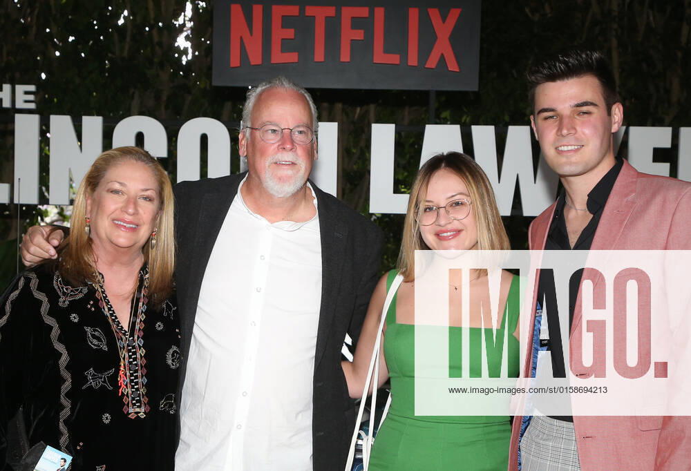 West Hollywood, California - Linda Connelly, Michael Connelly, Kelly Connelly, Connor Droskol, ,. The Netflix Premiere of The Lincoln Lawyer held at The London West Hollywood. Photo Credit: FS AdMedia 279974 2022-05-09 CA West Hollywood Etats-Unis