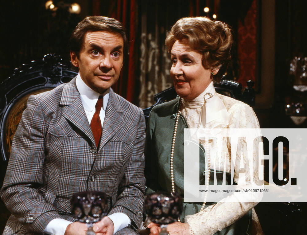 ES BLEIBT IN DER FAMILIE Es bleibt in der Familie, ZDF Fernsehkomödie, Deutschland, 1981, Szene: Harald Juhnke, Edda Seippel. Es bleibt in der Familie, TV film, Germany, 1981, scene: Harald Juhnke, Edda Seippel, Deutschland