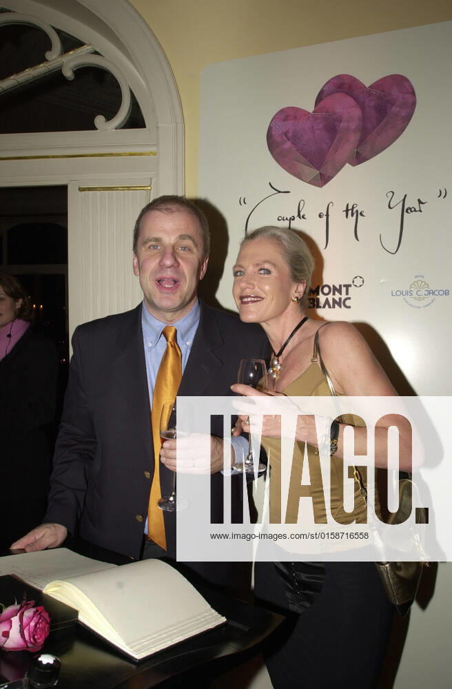 Journalist und Moderator Hubertus Meyer Burckhardt und Jacqueline bei der Verleihung des Preises Couple of the Year in Hamburg, Deutschland 2004.