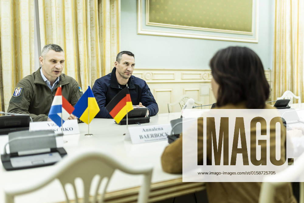 R L Annalena Baerbock Buendnis 90 Die Gruenen , German Foreign Minister, meets Vitali Klitschko, Mayor of Kyiv, and his brother Wladimir Klitschko for joint talks in Kyiv, 10 05 2022 Baerbock travels to Ukraine Kyiv Ukraine as the first representative of the German government after the start of the war.