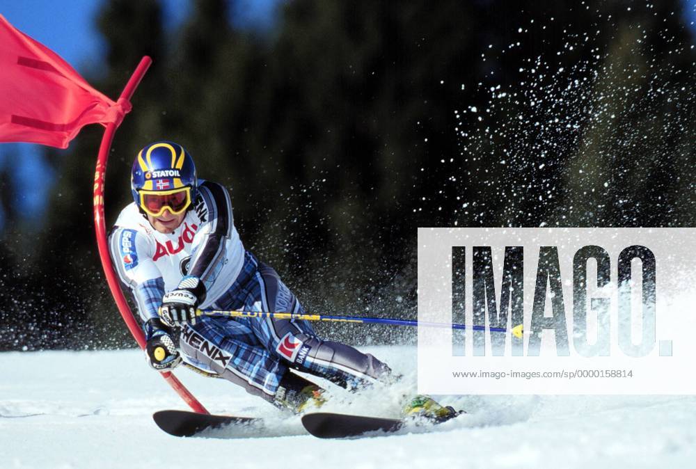 Kjetil-Andre Aamodt (Norwegen) umfährt das Tor Alpiner Skilauf Herren Weltcup 1998 1999, Worldcup, Welt-Cup, Ski-Alpin, Riesenslalom Einzelbild Skisport Ofterschwang Dynamik,