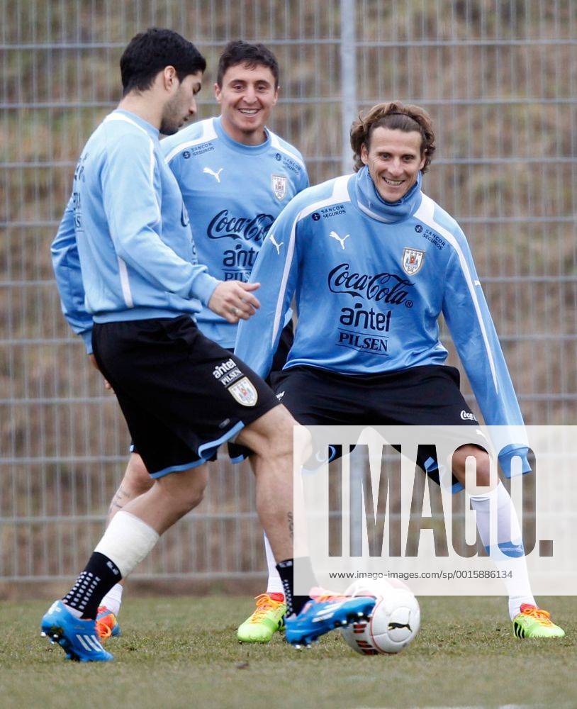 FUSSBALL - AUT vs URU, Testspiel, Vorberichte, Training KLAGENFURT,AUSTRIA,04.MAR.14 - FUSSBALL - ÖFB Freundschaftsspiel, Vorberichte, Abschlusstraining Nationalteam URU. Bild zeigt Luis Suarez und Diego Forlan (URU).