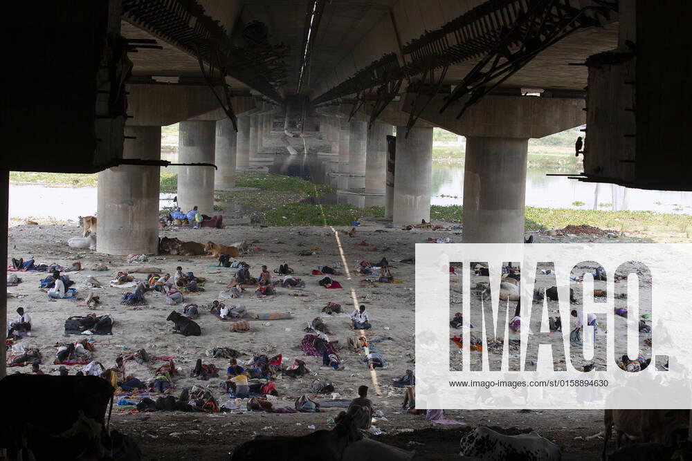 Indien, Menschen suchen unter einer Brücke Schutz vor der Hitze in Neu-Delhi (220512) -- NEW DELHI, May 12, 2022 -- People take rest under a bridge to get respite from the hot summer day in New Delhi, India, May 12, 2022. ) INDIA-NEW DELHI-HOT WEATHER JavedxDar
