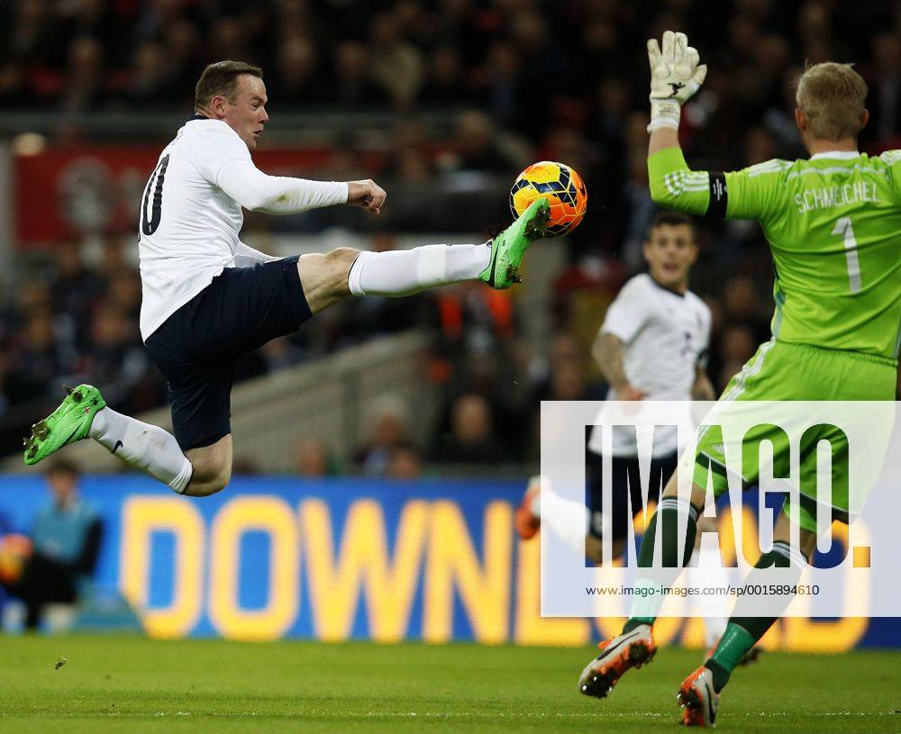 (140306) -- LONDON, March 6, 2014 (Xinhua) -- Wayne Rooney(R) of England controls the ball during an international friendly soccer match between England and Denmark at Wembley Stadium in London, Britain on March 5, 2014. England won 1-0. (Xinhua Wang Lili) (SP)BRITAIN-LONDON-SOCCER-INTERNATIONAL FRIENDLY-ENG VS DEN