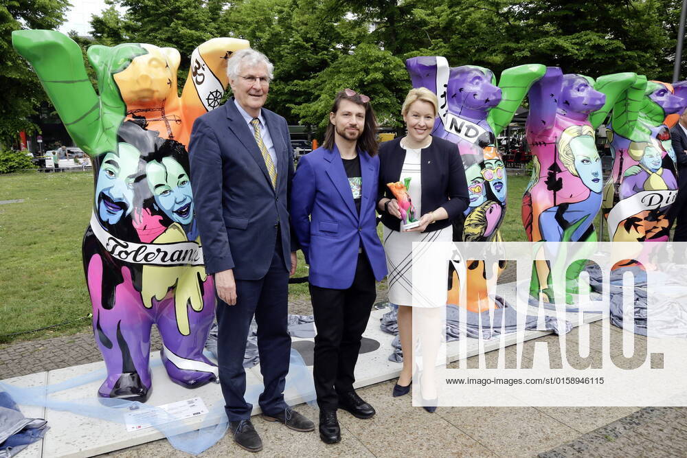 Berlin, Germany Unveiling of Buddy Baer sculptures by Street Art artist Damian Yves Rohde on Wittenbergplatz in Berlin The motto of the artwork is Hand in Hand for Tolerance Photo f r Franziska Giffey, SPD, Governing Mayor of Berlin, Street Art artist Damian Yves Rohde and entrepreneur Klaus Herlitz, founder of Buddy Baer Berlin GmbH