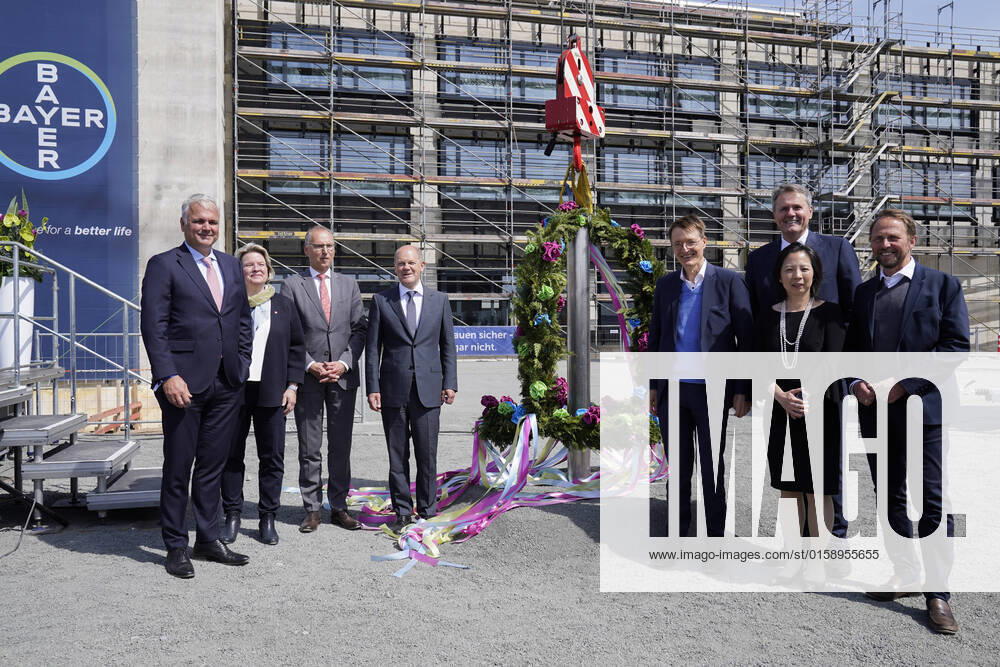 Chancellor at the topping-out ceremony SOLIDA 1 at Chempark Leverkusen Current, 13 05 2022, Leverkusen, Guppenbild Chancellor Olaf Scholz, Chairman of the Board of Management of Bayer A