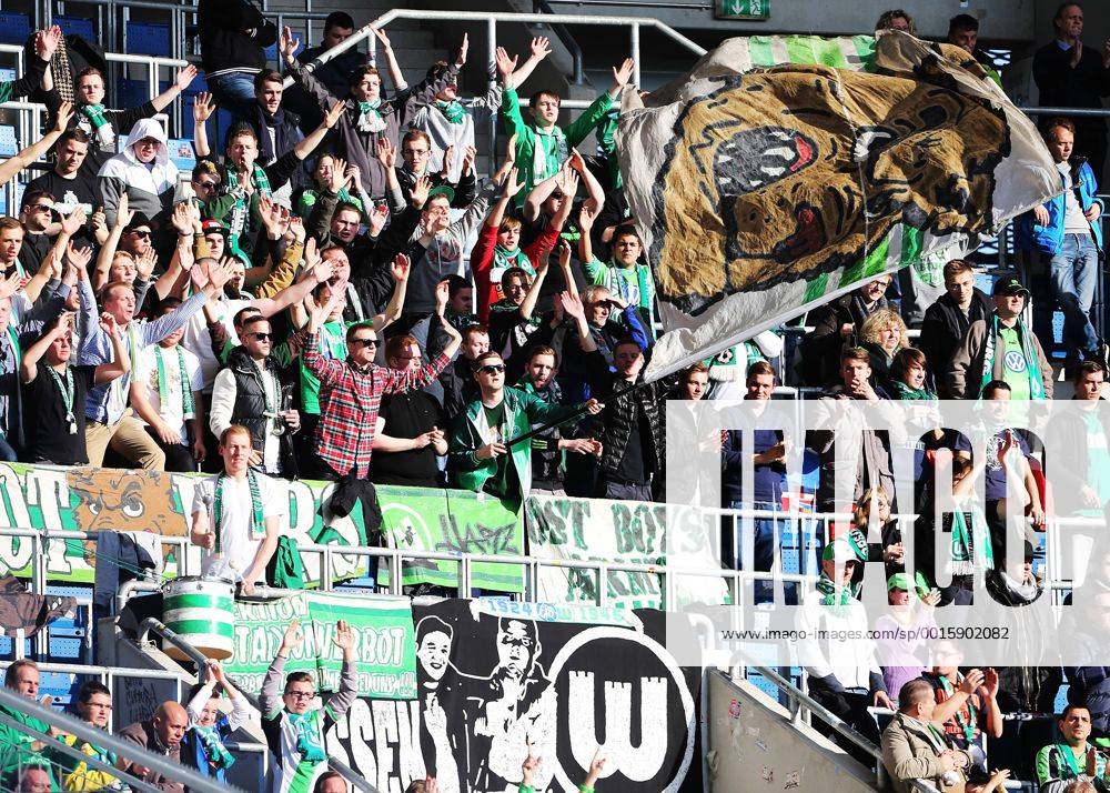 Fussball 1.Bundesliga, VfL Wolfsburg, v.l. Wolfsburger Fans