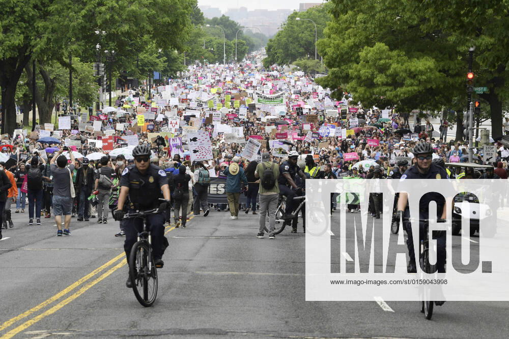 Protesters march with placards expressing their opinion during the protest. Demonstrators from Planned Parenthoods movement hold a rally about Bans Off our Bodies and march to US Supreme Court to support abortion, at Washington Monument-Supreme Court. Washington United States - ZUMAs197 20220514_zaa_s197_461