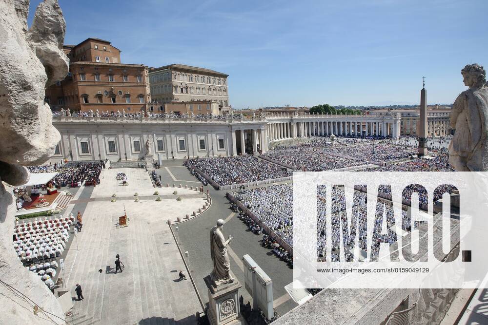 2022 05 15 10 24 32 VATICAN CITY Catholics on St Peter s Square during the canonization of, among others, the Dutch Carmelite Father Titus Brandsma Brandsma was arrested by the German occupiers in 1942 because of his open opposition to Nazism, which he expressed long before the war The Carmelite died in Dachau concentration camp from hardship AN