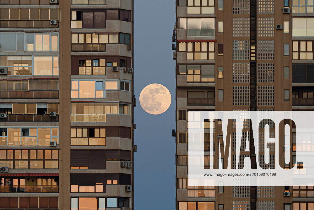 The full moon, known as the blood red moon is seen rising behind the buildings before a total lunar eclipse. On the night of 16 May, a total lunar eclipse will appear in the night skies and will be visible in Europe. During the total lunar eclipse, the light of the moon reflects a red and orange light. Malaga Spain - ZUMAs197 20220515_zaa_s197_301