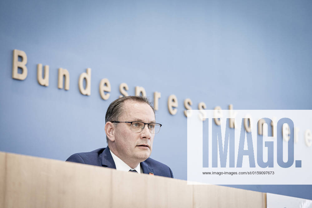 Federal Press Conference in Berlin AfD Impact of the state election in North Rhine-Westphalia on federal politics Tino Chrupalla, Federal Spokesman of the AfD and Chairman of the AfD parliamentary group in the Bundestag Federal Press Conference in Berlin AfD Impact of the state ele
