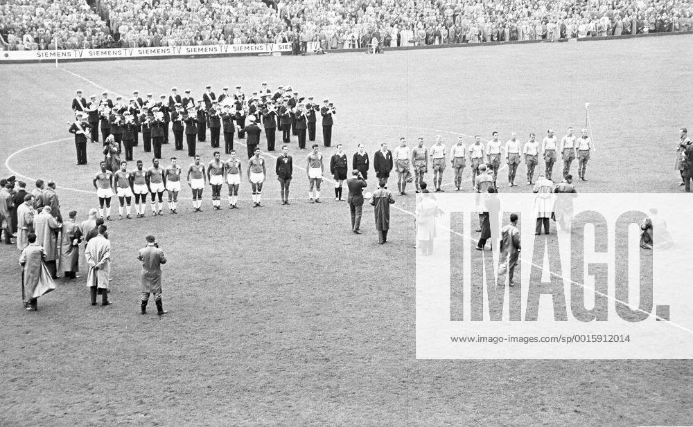 Fußball, WM 1958 in Stockholm, Finale Brasilien – Schweden 5 - 2 WM in Schweden, Juni 1958, Finale Brasilien - Schweden, 29.06.1958, beide Mannschaften vor dem Spiel, Brasilien mit Gilmar, Djalma Santos, Hideraldo Luiz Bellini, Orlando, Nilton Santos, Zito, Didi, Garrincha, Vava, Pele, Zagallo, Schweden mit Kalle Svensson, Orvar Bergmark, Sven Axbom, Reino Börjesson, Bengt Gustavsson, Sigvard -Sigge- Parling, Kurt Hamrin, Gunnar Gren, Agne Simonsson, Nils -Nisse- Liedholm, Lennart Skoglund