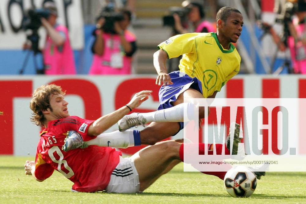 Robinho (Brasilien, re.) gegen Torsten Frings (Deutschland) Fußball Länderspiel Herren Confederations Cup 2005, Confederationscup, Konföderationencup, Konföderationen, Confedcup, Confed Gruppe Halbfinale Nürnberg Dynamik, Kampf,