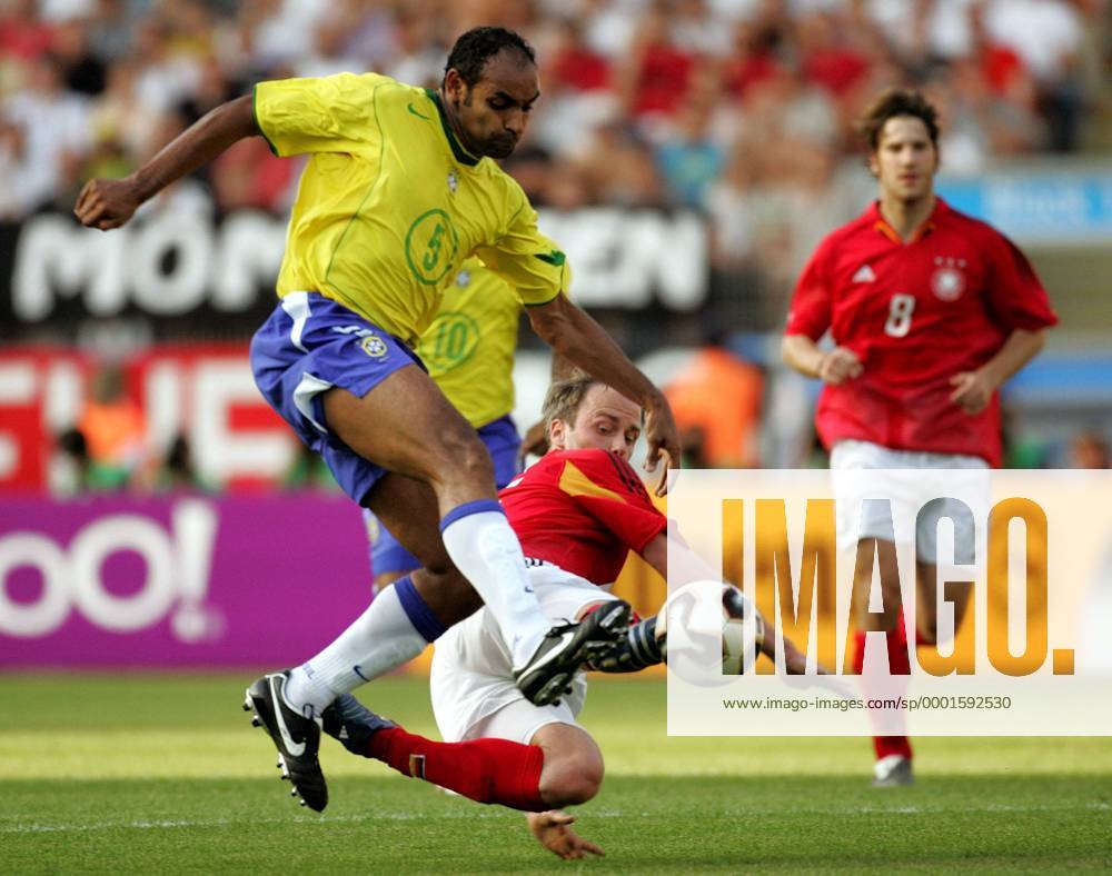 Emerson (Brasilien, li.) gegen Fabian Ernst (Deutschland) Fußball Länderspiel Herren Confederations Cup 2005, Confederationscup, Konföderationen, Konföderationencupcup, Konföderationen Gruppe Nürnberg Dynamik, Kampf,