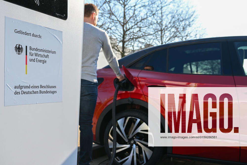 Production of electric vehicles at Volkswagen Economy, automotive industry, Volkswagen The VW ID 5 is charged at the charging station Zwickau Saxony Germany
