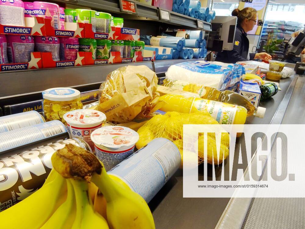 Photo Manuel Geisser 19 05 2022 image supermarket food on Voerderband at the supermarket checkout