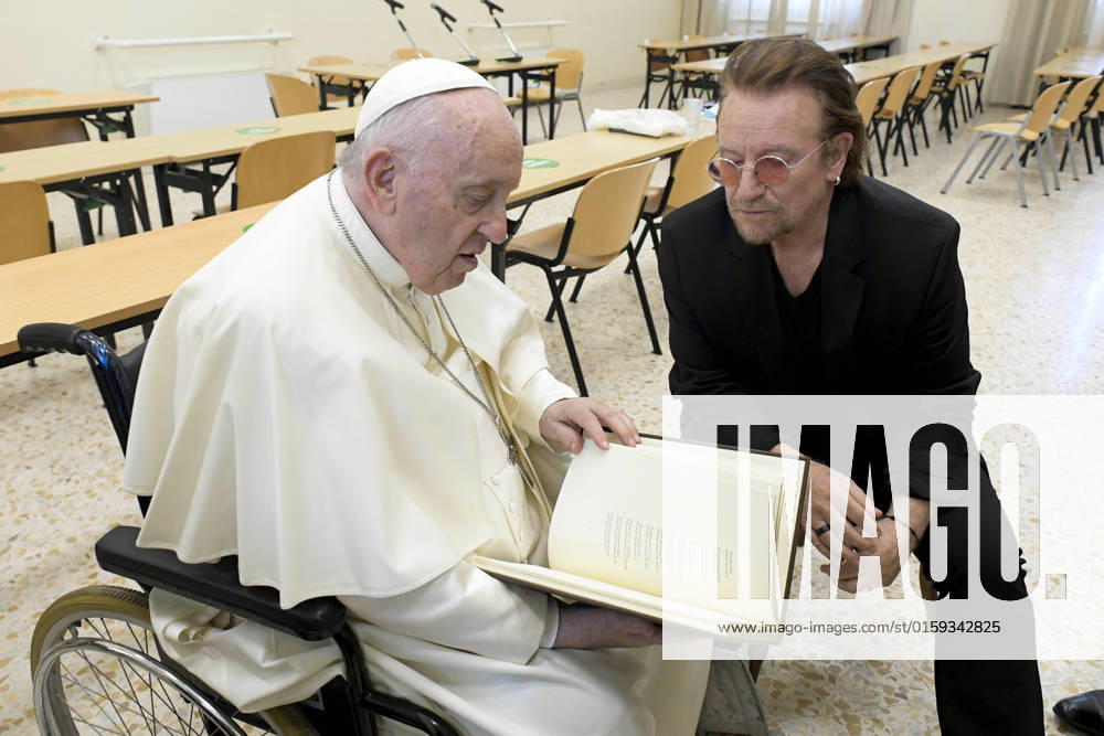 Italy, Rome,2022 05 19 .Pope Francis flanked by Bono (Paul David Hewson). during the Presentation of the Scholas Occurrentes Movement at the Pontifical Urbanian University in Rome Photograph by Vatican Media Catholic Press Photo. RESTRICTED TO EDITORIAL USE - NO MARKETING - NO ADVERTISING CAMPAIGNS