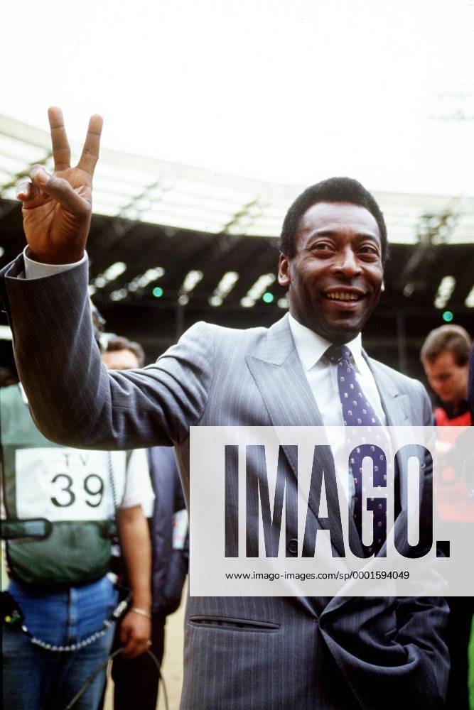 Pele (Brasilien) grüßt vor dem Jubiläumsspiel anläßlich der 100 Jahrfeier der englischen Football League die Anhänger - Fußball Herren Jubiläumsspiel 1987, Jubiläum, Ligajubiläum, Geburtstag Einzelbild Wembley, Wembleystadion, Stadion London