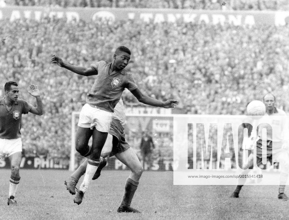 Fußball, WM 1958 in Stockholm, Finale Brasilien – Schweden 5 - 2 Pele wird am Samstag den 23.10.2010 Siebzig Jahre alt. Weltmeisterschaft 1958 in Schweden: Finale Brasilien - Schweden 29.6. in Stockholm. Pele (BRA) köpft aufs Tor. HM