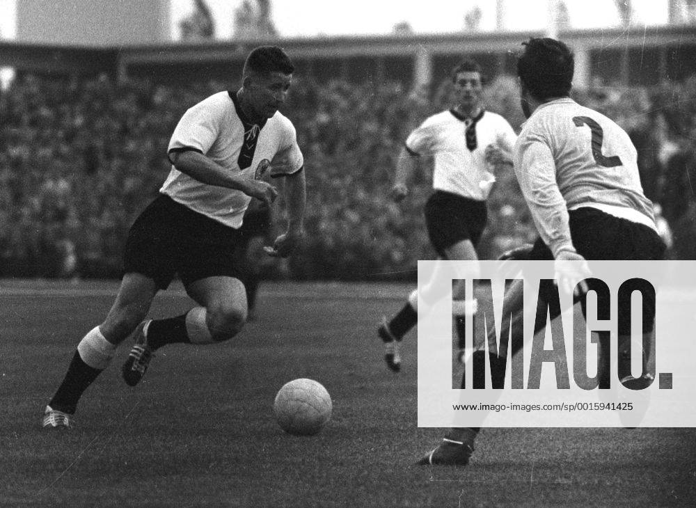 WM 1958 Deutschland - Argentinien 3:1 v.l.: Helmut Rahn, Fritz Walter und Pedro Delacha. HM