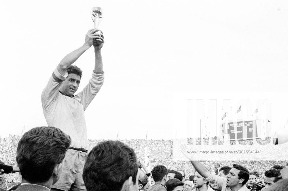 Fußball-Weltmeisterschaft 1962 Finale Brasilien 17.06.62 Kapitän Mauro (wird getragen) mit WM-Pokal HM