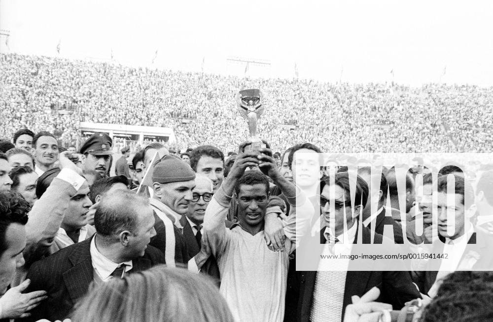 Fußball-Weltmeisterschaft 1962 Finale Brasilien 17.06.62 Didi mit WM-Pokal in der Menge HM