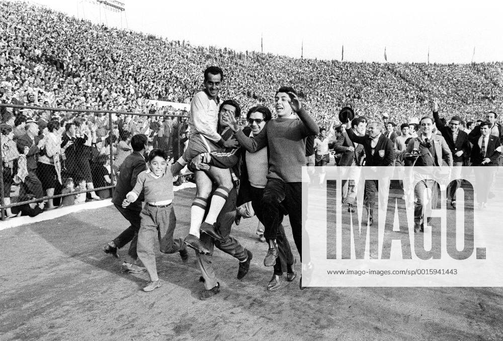 Fußball-Weltmeisterschaft 1962 Finale Brasilien 17.06.62 Zito wird von Fans und Betreuern gefeiert und getragen HM