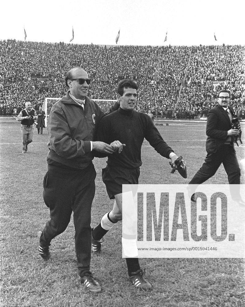 Fußball-Weltmeisterschaft 1962 Deutschland - Chile 06.06.1962 Helmut Schoen begleitet Torwart Fahrian vom Platz HM