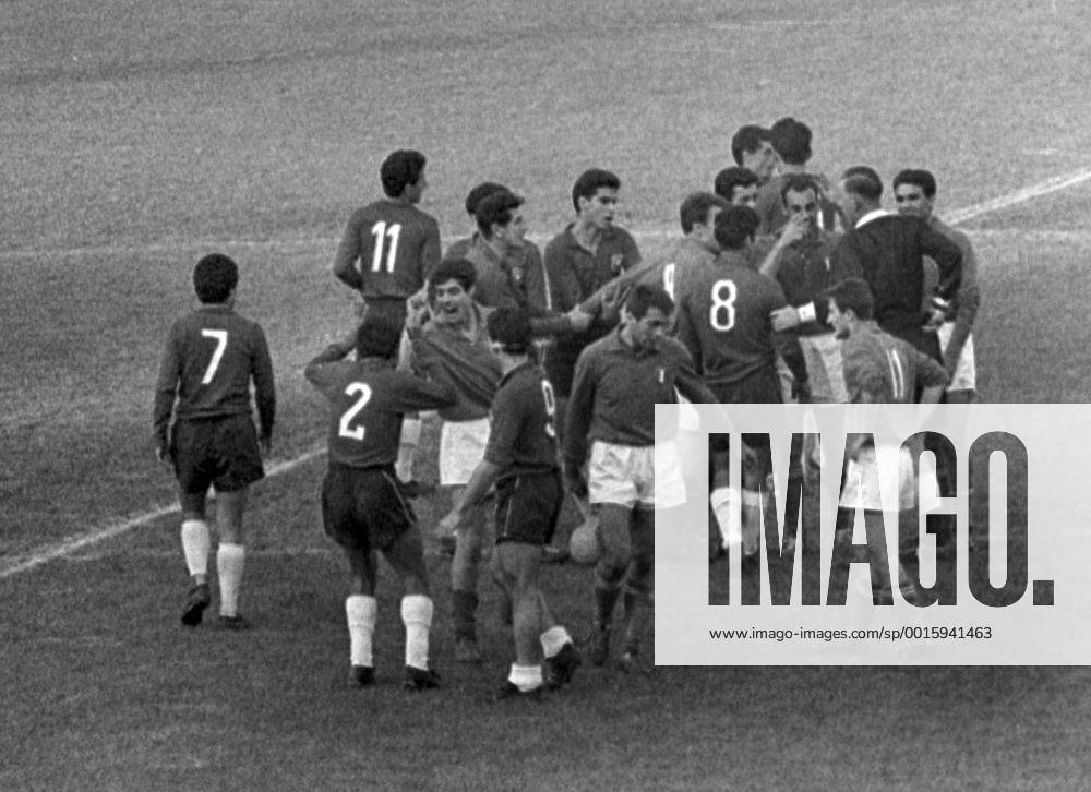 Fußball-Weltmeisterschaft 1962 Chile - Italien 2:0 02.06.1962 Rudelbildung beider Mannschaften. Rechts hinten: Schiedsrichter Ken Aston HM
