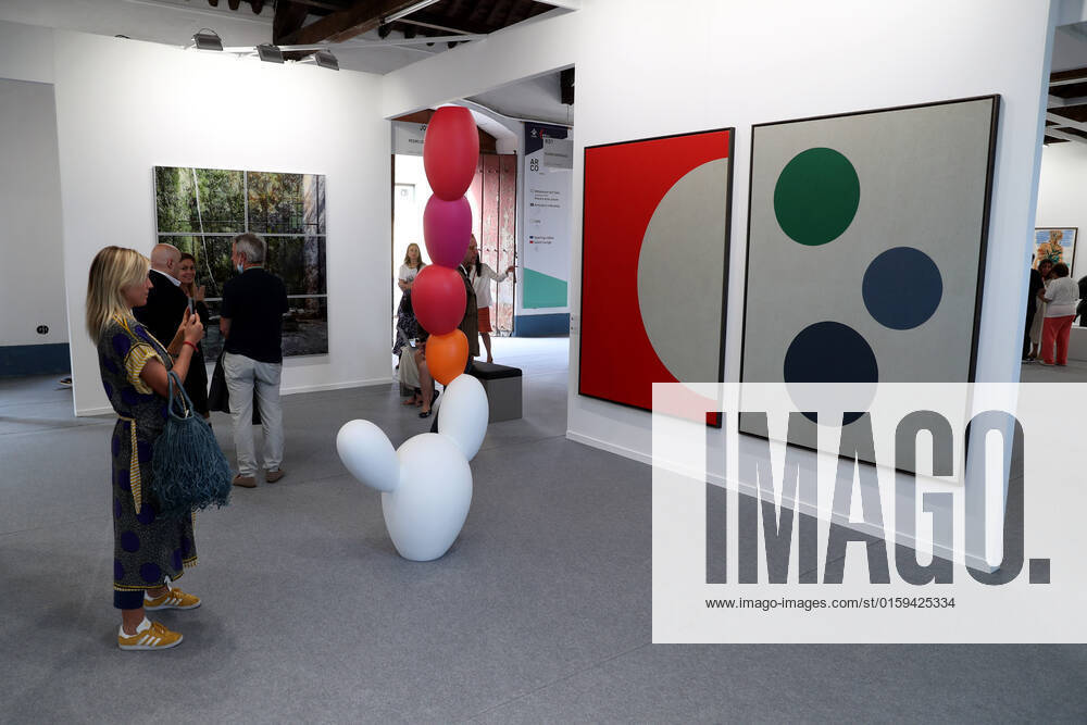 (220519) -- LISBON, May 19, 2022 -- People visit the ARCOlisboa international contemporary art fair in Lisbon, Portugal, on May 19, 2022. The ARCOlisboa 2022 which kicked off on Thursday, will last till May 22. (Photo by Xinhua) PORTUGAL-LISBON-INTERNATIONAL CONTEMPORARY ART FAIR PedroxFiuza