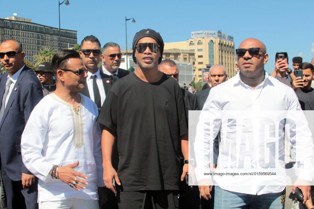 Retired Brazilian footballer Ronaldinho (C-L) and Tunisian rapper K2rhym (C-R) during a visit to downtown Tunis on May 20, 2022. FOOTBALL : Ronaldinho a Sidi Bou Said - 20 05 2022 JdidiWassim Panoramic