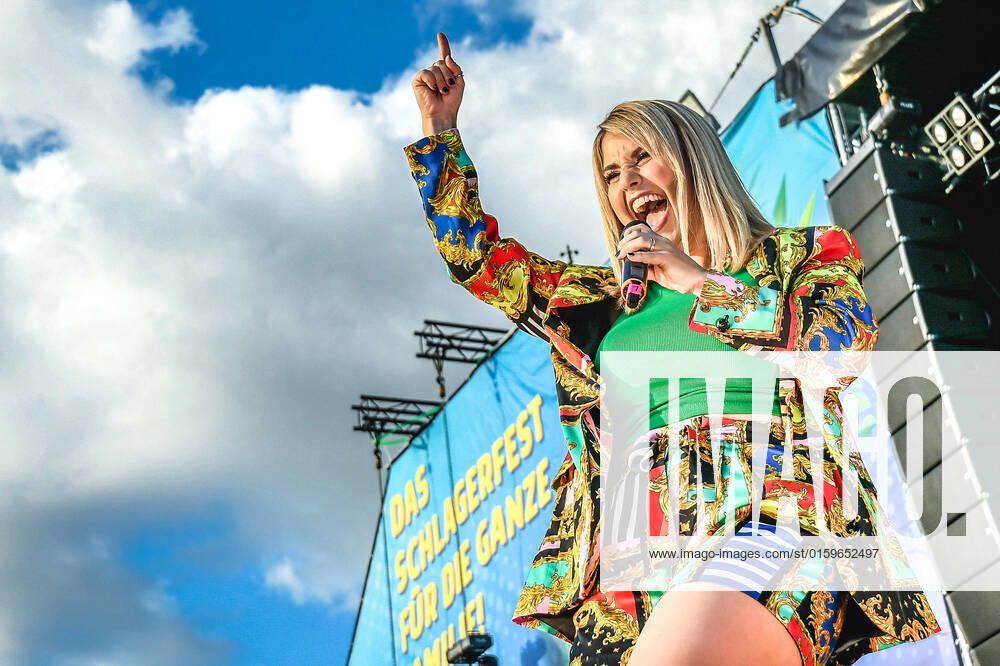 entertainment music, Schlagerinsel Open Air, v l Beatrice Egli Live on stage at the big Schlagerinsel Summer Tour 2022 at the central festival square Berlin Berlin