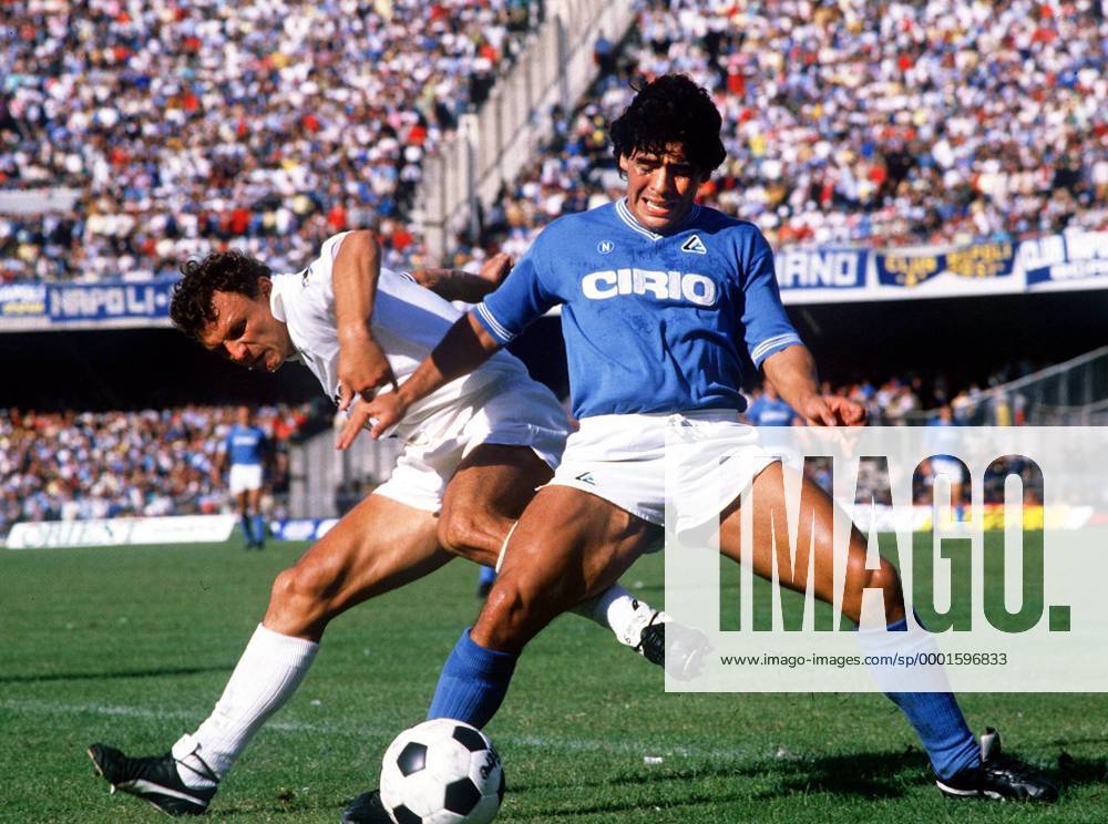 Diego Armando Maradona (re., Neapel) gegen Pietro Vierchowod (Sampdoria Genua) - Fußball Herren Serie A 1985 1986, 1. Italienische Liga, SSC Napoli - Sampdoria Genua 3:0, Vdia Gruppe Neapel Dynamik, Kampf,